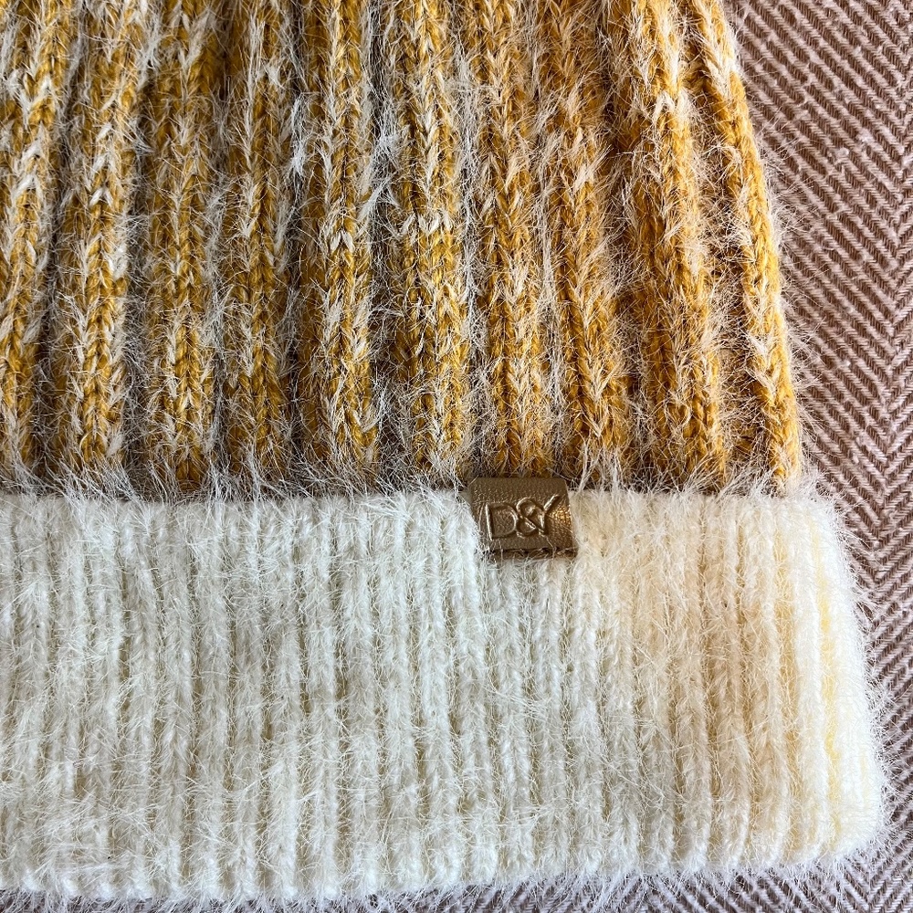 D&Y Pompom Toque - Picture 2 of 4